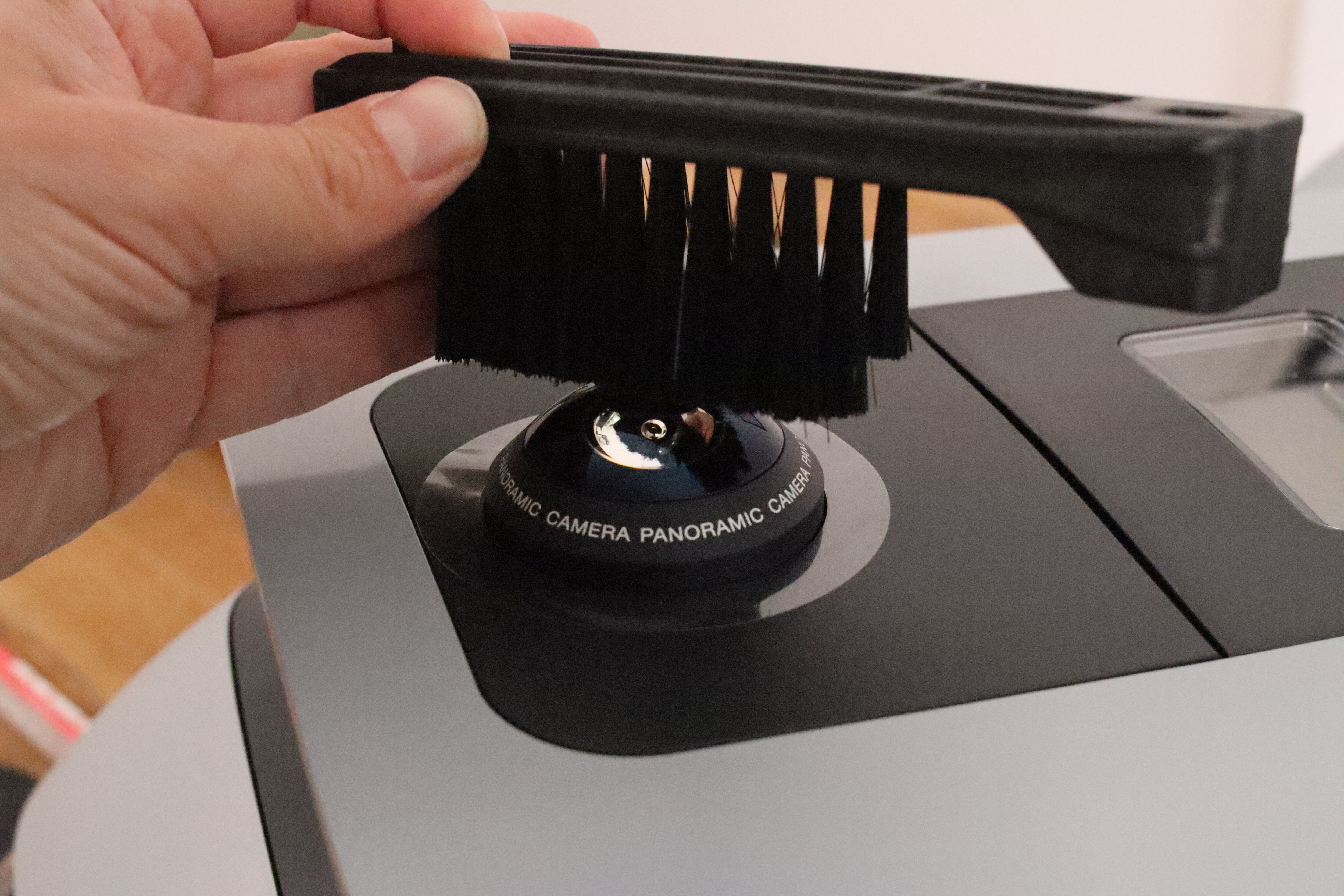 Die Bürste für die Kamera des ECOVACS Goat G1-800 Mähroboters wird gezeigt.